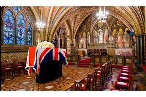  Le cercueil de Margaret Thatcher, dans de la chappelle de St Mary Undercroft, dans la palais de Westminster. Une cérémonie privée a été organisée mardi. 