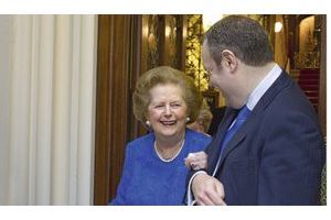  En juin dernier, lors d’une de ses rares sorties, à la Chambre des lords, Margaret Thatcher au bras du député conservateur Conor Burns, son visiteur du dimanche.