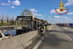 Des photos des pompiers après le drame montrent le bus et la voiture entièrement calcinés.