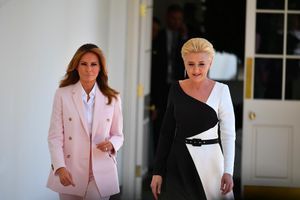 Melania Trump en costume rose pâle pour accueillir la Première dame polonaise