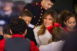 Melania Trump, en rouge et blanc auprès des enfants de militaires