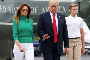 Melania et Donald Trump en compagnie de leur fils Barron, en août 2018 dans le New Jersey. 