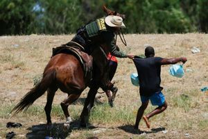 Migrants chassés par des policiers à cheval : les images qui choquent aux États-Unis