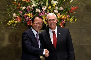 Le vice-Premier ministre japonais Taro Aso et le vice-président américain Mike Pence.
