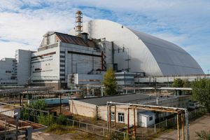 Une arche de confinement entoure le réacteur accidenté de la centrale de Tchernobyl.