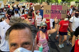 Mitt Romney a partagé ce selfie, pris lors de la manifestation de Washington, le 7 juin 2020.