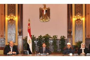  Mohamed Morsi, au centre, pendant la réunion au palais présidentiel, samedi.