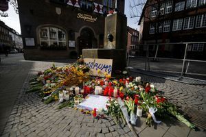 Des bougies et des fleurs déposées sur le lieu du drame à Münster. 