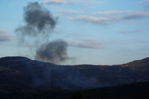 De la fumée après les récents bombardements lors du conflit militaire sur la région séparatiste du Haut-Karabakh, à Stepanakert. 