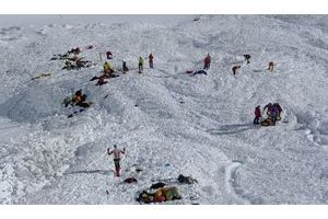  Lundi 24 septembre, à l’aube, quelques minutes après le passage de l’avalanche, une dizaine d’alpinistes explorent la neige en espérant y découvrir des signes de vie.