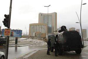 Les forces de l'ordre, autour de l'hôtel attaqué mardi. 