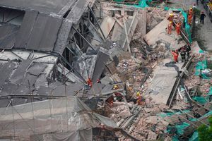 Neuf personnes sont piégées après l'effondrement d'un bâtiment en cours de rénovation à Shanghai.