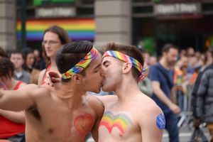 New York : La Gay Pride rend hommage aux victimes d’Orlando