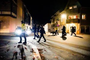 Dans Kongsberg, petite ville de près de 25.000 habitants à environ 80 kilomètres à l'ouest d'Oslo, l'accès aux lieux de l'attaque était bloqué par un cordon de police et des agents.