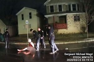 Image datée du 23 mars 2020, filmée par la caméra piéton d'un policier ayant participé à l'arrestation de Daniel Prude à Rochester, dans l'Etat de New York.
