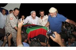  L'arrivée du cercueil d’Omrane Shaabane, à l'aéroport de Misrata mardi soir.