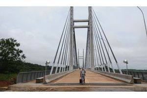  Vendredi 6 janvier, en fin de matinée, Michel Peyrard termine sa traversée du pont, arrivant au Brésil. Au centre, deux voies de 3,50 mètres chacune, pour véhicules. Sur les côtés, les passages pour piétons et cyclistes.