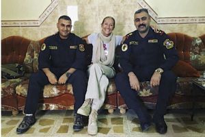 En juin 2017, Véronique entre le major Hussein (à gauche), qu’elle a soigné en novembre, et le colonel Mohanet.