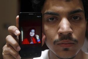 Hassan Khan montrant une photo de sa femme, Zeenat Rafiq, qui a été brûlée vive par sa propre mère qui s'opposait à leur union.