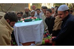  Le Pakistan a enterré ses soldats morts, dimanche.