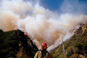 Les flammes ne faiblissent pas en Californie, où au moins 50 personnes ont perdu la vie. 