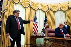 Bill Barr et Donald Trump dans le Bureau ovale, en juillet 2020.