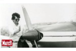 Philippe Verdon avec son avion en 1995 sur l'Île de Ré. 
