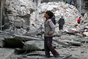 Un jeune garçon regarde les ravages des derniers bombardements 