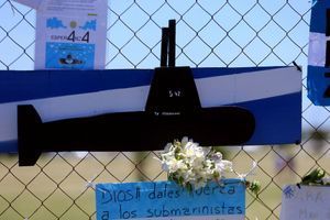 Sur le grillage de la base de Mar del Plata, en Argentine, ce message : "Dieu, donne de la force aux sous-mariniers".
