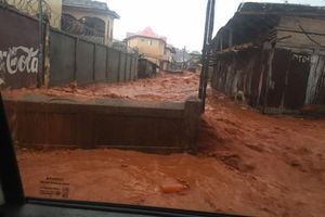 La ville de Freetown, submergée par les eaux et la boue. 