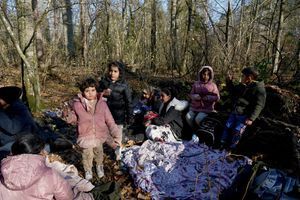 Ce groupe de Kurdes de Turquie, dont six jeunes enfants, est bloqué depuis cinq nuits dans les bois près de la ville de Narewka