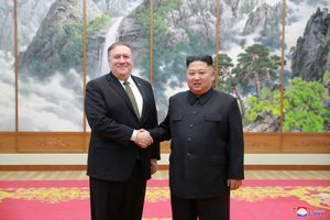 Le secrétaire d'Etat américain Mike Pompeo et le dictateur nord-coréen Kim Jong Un, le 7 octobre 2018 à Pyongyang. 