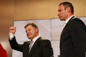 Petro Porochenko avec le héros du soulèvement pro-européen, Vitali Klitschko 