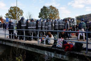Des policiers croates face à des migrants à la frontière entre la Croatie et la Bosnie, à Maljevac, en octobre 2018.