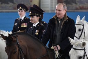 Vêtu d'un jean et d'une veste à col de fourrure, Vladimir Poutine chevauchait un cheval brun, entouré de cavalières sur des montures blanches, dans un centre d'entraînement à Moscou.