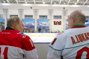 Poutine et Loukachenko brisent la glace à Sotchi