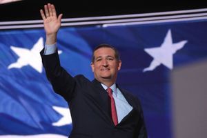 Ted Cruz salue l'assistance qui le hue après son discours le jeudi 21 juillet. 