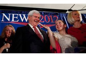  Le vainqueur Newt Gingrich, accompagné de sa femme Callista (à dr.), échange un sourire complice avec sa petite-fille Maggie.