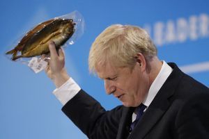 Tentant de convaincre les membres du Parti conservateur de la nécessité de quitter l'Union européenne, lors d'un meeting mercredi soir, Boris Johnson a exhibé un hareng fumé sous vide.