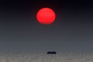 Au lever du soleil, un bateau pneumatique chargé de réfugiés syriens dérive en mer Égée à la suite d’une panne de moteur entre la Turquie et la Grèce pendant sa traversée à destination de l’île grecque de Kos.