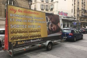 En France, une enquête avait été ouverte fin octobre 2017 par le parquet de Paris contre le même site, pour "proxénétisme aggravé". Là aussi le site incitait ouvertement les étudiantes confrontées à des problèmes d'argent à recourir à un "Sugar Daddy". Photo prise à Paris en octobre 2017.