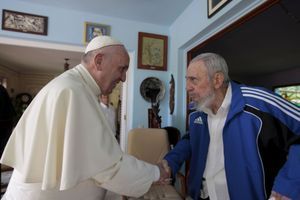 Quand Fidel Castro reçoit le pape François à son domicile 