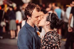 Le photographe Arken Avan a retrouvé le cliché du couple s'embrassant dans la rue. 
