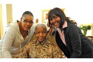  Madiba entouré de sa fille Princess Zenani Dlamini et de sa petite-fille Ndileka Mandela.