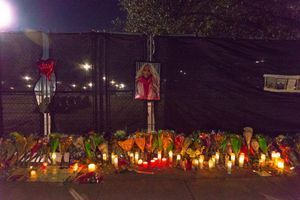 Un memorial comportant une photo de Brianna, 16 ans, tuée lors du festival Astroworld, a été installé au NRG Park de Houston.