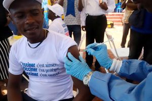 Lors d'une séance de vaccination à Mbandaka, le 21 mai 2018.
