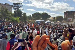 La foule accueille le candidat à la présidentielle Moïse Katumbi le 9 mai 2016 devant le palais de justice de Lubumbashi 