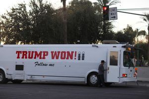Un bus clamant à tort la victoire de Donald Trump circulant à Phoenix, dans l'Arizona, en janvier 2021.