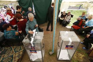 Des citoyens votent à Donetsk, dans l'Est de l'Ukraine.