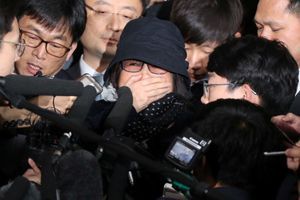 Choi Soon-sil entourée par les nombreux journalistes et manifestants qui l’attendaient ce lundi devant le bureau du procureur.